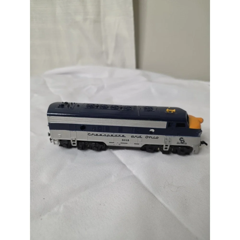 Chesapeake And Ohio F Unit Diesel Locomotive 8015 Model Train 2 Pieces